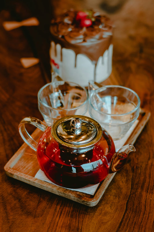 Picture of gooseneck teapot with two glass cups